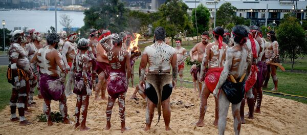 Traditionally dressed Aboriginal performers participate in a smoking ceremony on the foreshore of Sydney Harbour as part of Australia Day celebrations in Sydney, Australia, January 26, 2017 - Sputnik International