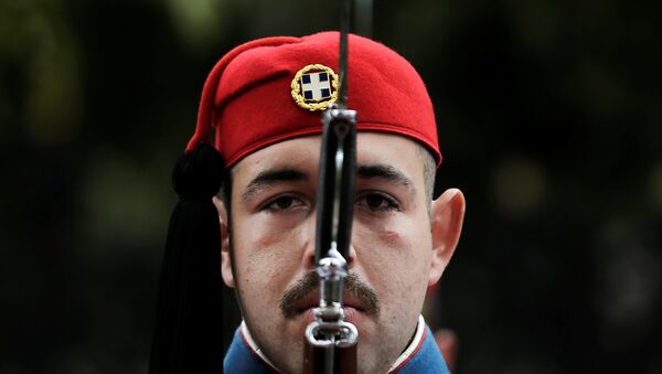 A Greek Presidential Guard presents arms before the arrival of Italian President Sergio Mattarella at the Presidential Palace in Athens, Greece, January 17, 2017. - Sputnik International