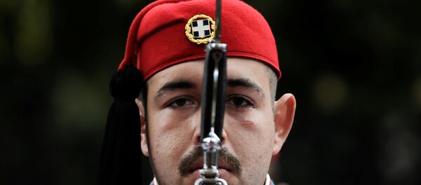 A Greek Presidential Guard presents arms before the arrival of Italian President Sergio Mattarella at the Presidential Palace in Athens, Greece, January 17, 2017. A Greek Presidential Guard presents arms before the arrival of Italian President Sergio Mattarella at the Presidential Palace in Athens, Greece, January 17, 2017. - Sputnik International