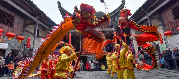 Locals perform a dragon dance during a celebration event ahead of China's Spring Festival, in Chenzhou, Hunan province, China, January 21, 2017. Picture taken January 21, 2017 - Sputnik International