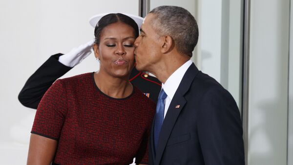 Барак Обама целует супругу на балу в честь инаугурации Дональда Трампа в Вашингтоне - Sputnik International