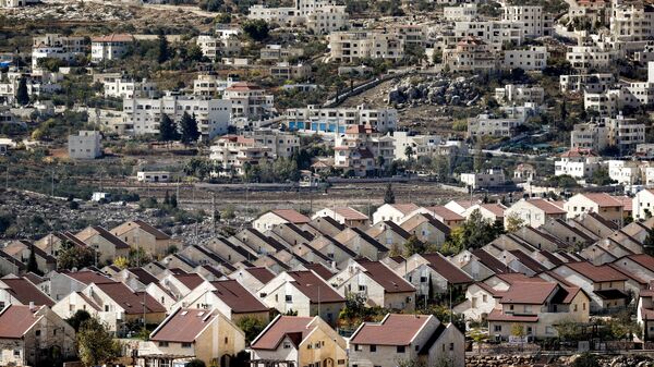 A picture taken on November 17, 2016 shows a general view of houses in the settlement of Ofra in the Israeli-occupied West Bank, established in the vicinity of the Palestinian village of Baytin (background) - Sputnik International