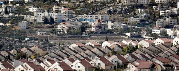 A picture taken on November 17, 2016 shows a general view of houses in the settlement of Ofra in the Israeli-occupied West Bank, established in the vicinity of the Palestinian village of Baytin (background) - Sputnik International