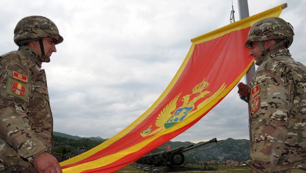 Montenegrin Army soldiers fire artillery look at the Montenegro flag during preparations on the eve of Independence day, on May 20, 2010 in Cetinje - Sputnik International