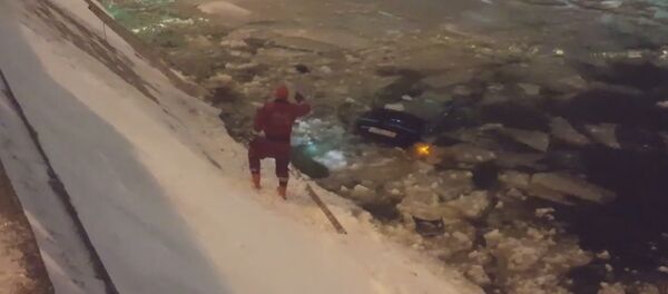 Russian Cop Jumps Into Icy Moskva River to Save Girl Trapped in Sinking Car Russian Cop Jumps Into Icy Moskva River to Save Girl Trapped in Sinking Car - Sputnik International