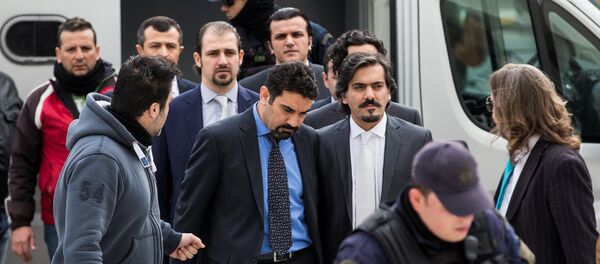The eight Turkish soldiers, who fled to Greece in a helicopter and requested political asylum after a failed military coup against the government, are escorted by police officers as they arrive at the Supreme Court in Athens, Greece, January 26, 2017 - Sputnik International
