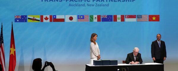 Andrew Robb (C) the Minister for Trade and Investment from Australia watched by New Zealand Prime Minister John Key as he and the Ministerial Representatives from the 12 countries arrive to sign the Trans-Pacific Partnership agreement in Auckland on February 4, 2016 - Sputnik International