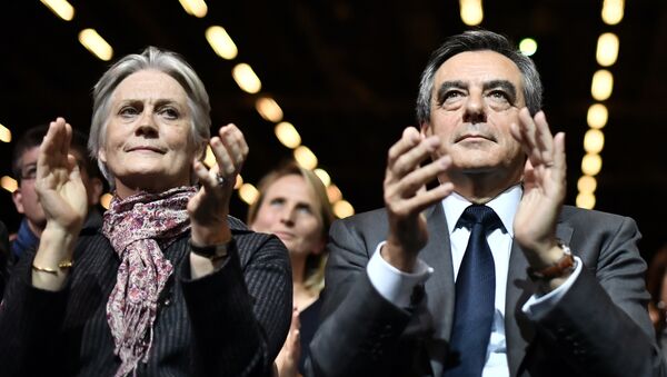 (FILES) This file photo taken on November 25, 2016 shows Francois Fillon (C), candidate for the right-wing primaries ahead of the French 2017 presidential election, and his wife Penelope (L) attending a campaign rally in Paris, ahead of the primary's second round on November 27 - Sputnik International
