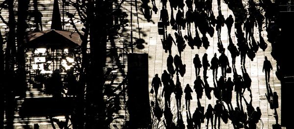 Pedestrians, silhouetted in autumnal sunshine, make their way in Stuttgart, Germany, on Tuesday Nov. 29, 2016 - Sputnik International