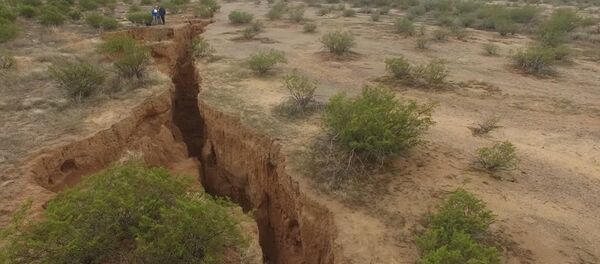 A 1.8 mile long fissure discovered in the Arizona desert. Experts call it a danger to unaware ATV riders and livestock. - Sputnik International