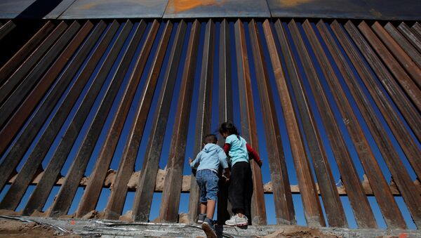 Children play at a newly built section of the U.S.-Mexico border wall at Sunland Park, U.S. opposite the Mexican border city of Ciudad Juarez, Mexico November 18, 2016 - Sputnik International
