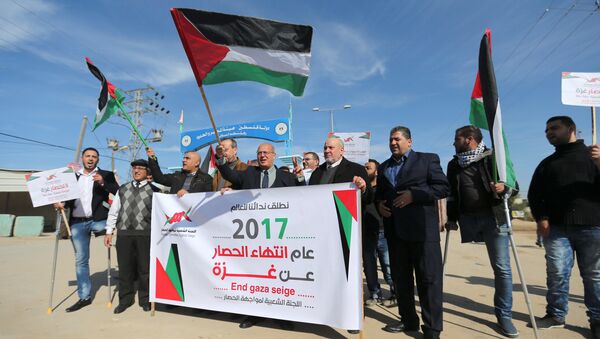 Palestinians take part in a protest against the Gaza blockade, near Israeli Erez crossing in the northern Gaza Strip January 5, 2017 - Sputnik International