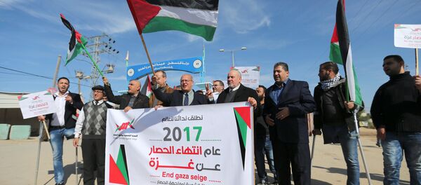 Palestinians take part in a protest against the Gaza blockade, near Israeli Erez crossing in the northern Gaza Strip January 5, 2017 - Sputnik International