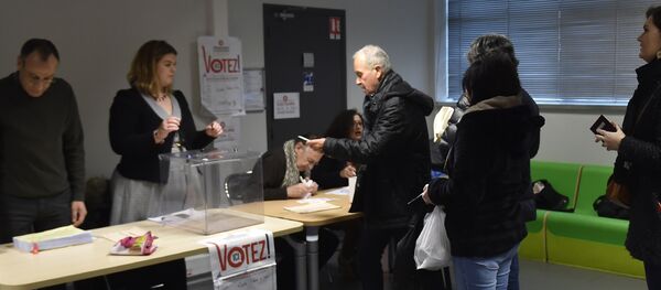 People prepare to vote at a polling station during the second round of the left-wing primary for the 2017 French presidential election, on January 29, 2017 in Toulouse, southern France People prepare to vote at a polling station during the second round of the left-wing primary for the 2017 French presidential election, on January 29, 2017 in Toulouse, southern France - Sputnik International