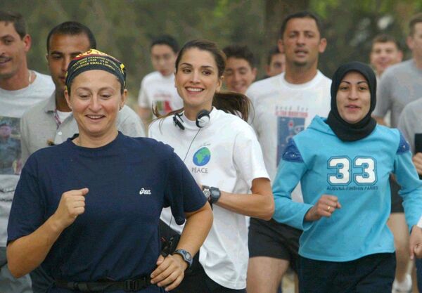 Queen Rania of Jordan (C) takes part in a charity race in Amman 30 May 2003. The proceeds of the 10-kilometer race will go to the needy in the kingdom - Sputnik International
