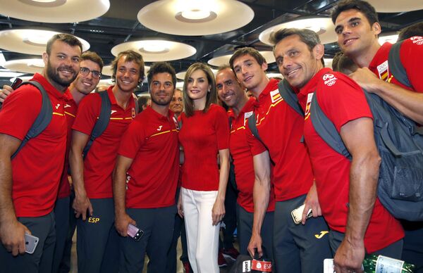 Spain's queen Letizia (C) poses with members of the Spanish olympic team prior to their departure for Rio de Janeiro, at Madrid's Adolfo Suarez airport, on July 29, 2016 - Sputnik International