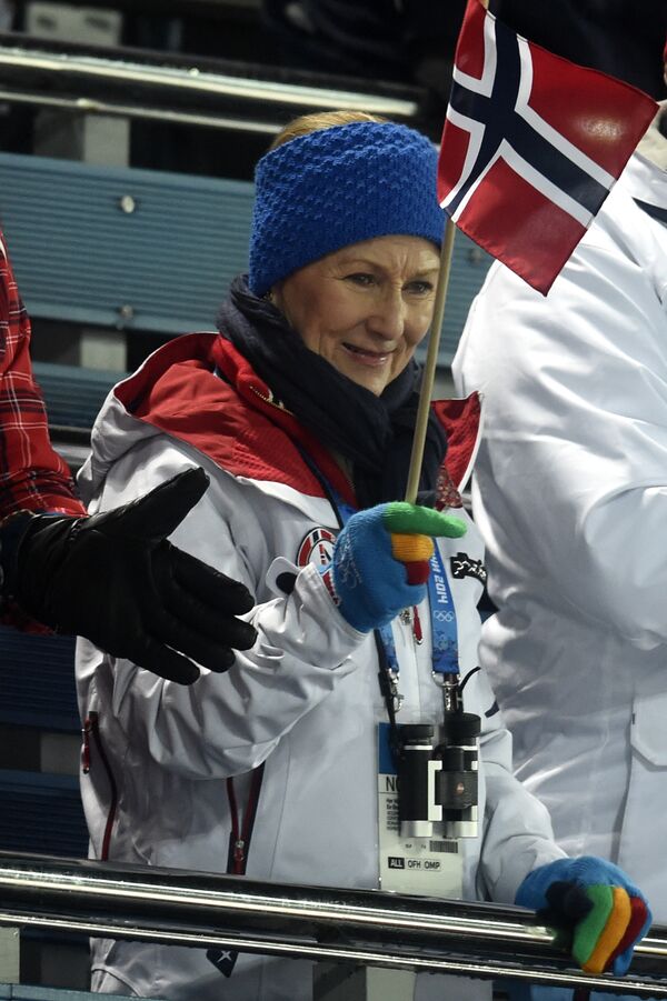 Norway's Queen Sonja waves the national flag as team Norway snatches bronze in the Women's Biathlon 4x6 km Relay at the Laura Cross-Country Ski and Biathlon Center during the Sochi Winter Olympics on February 21, 2014, in Rosa Khutor, near Sochi - Sputnik International