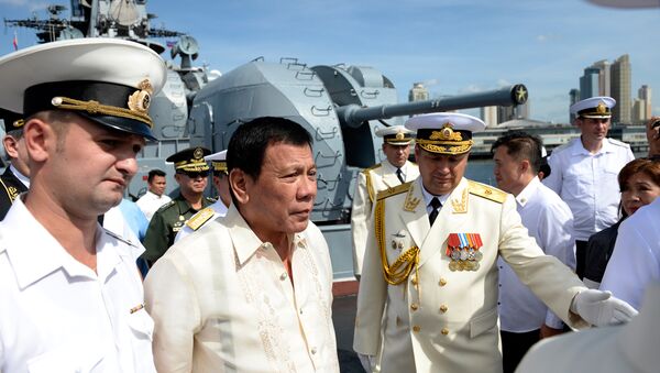 Russia's Rear Admiral Eduard Mikhailov (R) leads the way as he guides Philippines' President Rodrigo Duterte (2nd L) onboard the Russian anti-submarine navy ship Admiral Tributs in Manila on January 6, 2017 - Sputnik International