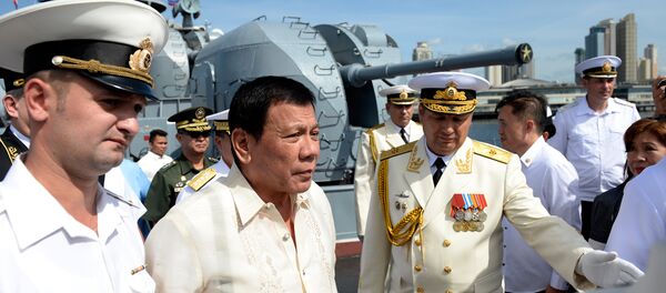 Russia's Rear Admiral Eduard Mikhailov (R) leads the way as he guides Philippines' President Rodrigo Duterte (2nd L) onboard the Russian anti-submarine navy ship Admiral Tributs in Manila on January 6, 2017 - Sputnik International