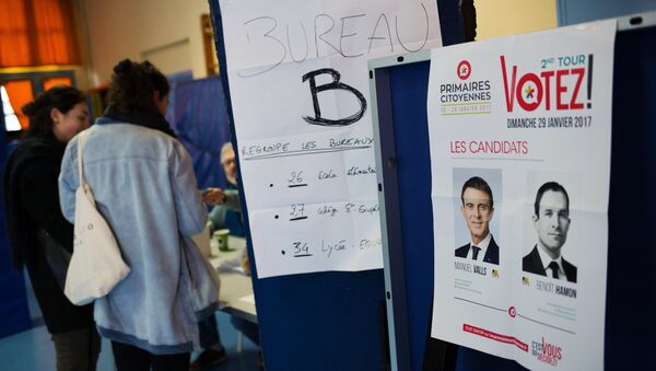 The pictures of candidates Manuel Valls and Benoit Hamon at a polling station in Paris during the second round of Socialist party primaries. - Sputnik International