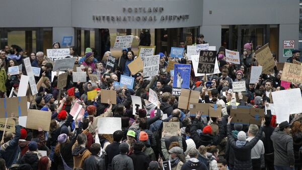 Activists gather at Portland International Airport to protest against President Donald Trump's executive action travel ban in Portland, Oregon, U.S. January 29, 2017 - Sputnik International