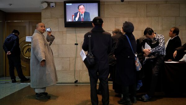 Audience watch a TV broadcasting former U.N. secretary-general Ban Ki-moon at a media roundtable, outside the venue in Seoul, South Korea, January 25, 2017 - Sputnik International
