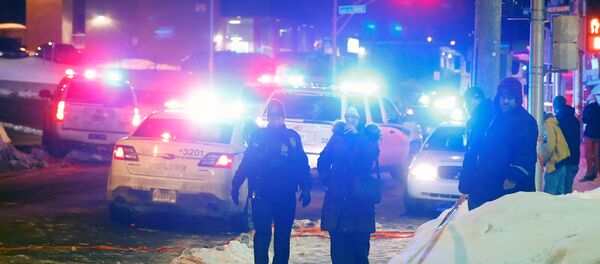 Police officers are seen near a mosque after a shooting in Quebec City, January 29, 2017 - Sputnik International
