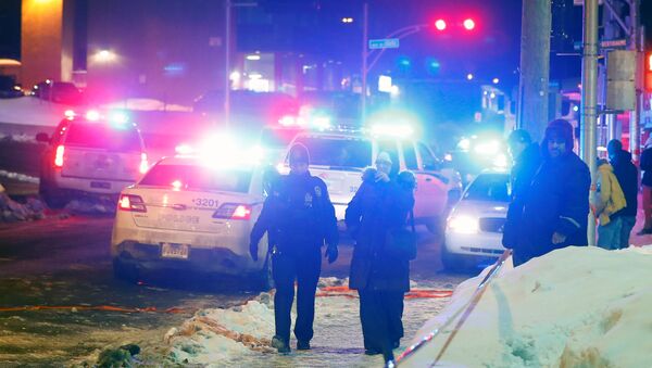 Police officers are seen near a mosque after a shooting in Quebec City, January 29, 2017 - Sputnik International