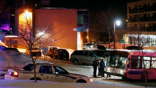 Police officers speak near a mosque after a shooting in Quebec City, January 29, 2017 - Sputnik International