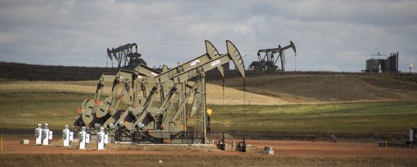 Pump jacks are seen on the Bakken Shale Formation, near Williston, North Dakota, on September 6, 2016 - Sputnik International