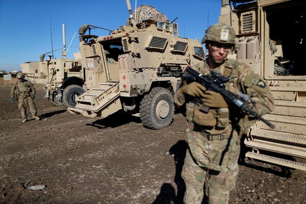 US. army soldiers stand next a military vehicle in the town of Bartella, east of Mosul, Iraq, December 27, 2016 - Sputnik International