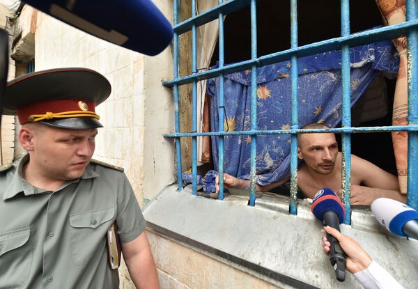 A prisoner speaks to the media from a prison cell in the Lukyanivska prison in Kiev next ot a prison officer during a press tour organized by the Ukrainian Ministry of Justice on July 19, 2016. A prisoner speaks to the media from a prison cell in the Lukyanivska prison in Kiev next ot a prison officer during a press tour organized by the Ukrainian Ministry of Justice on July 19, 2016. - Sputnik International