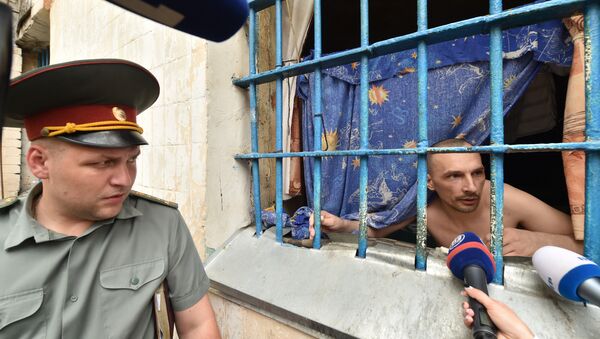 A prisoner speaks to the media from a prison cell in the Lukyanivska prison in Kiev next ot a prison officer during a press tour organized by the Ukrainian Ministry of Justice on July 19, 2016. - Sputnik International