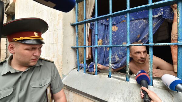 A prisoner speaks to the media from a prison cell in the Lukyanivska prison in Kiev next ot a prison officer during a press tour organized by the Ukrainian Ministry of Justice on July 19, 2016. - Sputnik International