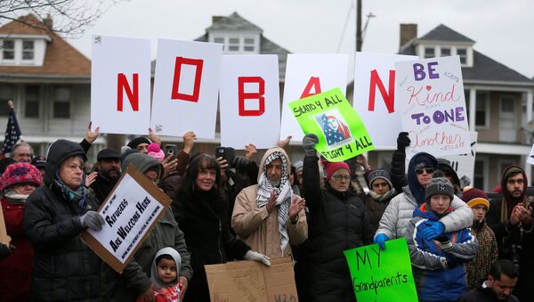 Several hundred people rally against a temporary travel ban signed by U.S. President Donald Trump in an executive order during a protest in Hamtramck, Michigan, U.S., January 29, 2017 - Sputnik International