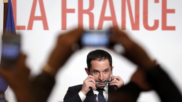 Former French education minister Benoit Hamon reacts after partial results in the second round of the French left's presidential primary election in Paris, France, January 29, 2017. - Sputnik International