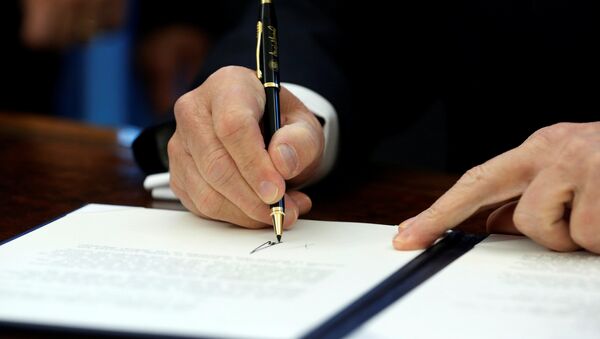 U.S. President Donald Trump signs a memorandum - Sputnik International