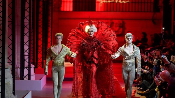Guo Pei’s show at 2017 Paris Couture Week was closed by the veteran model Carmen Dell’Orefice, who is 85 years “young” now.  - Sputnik International