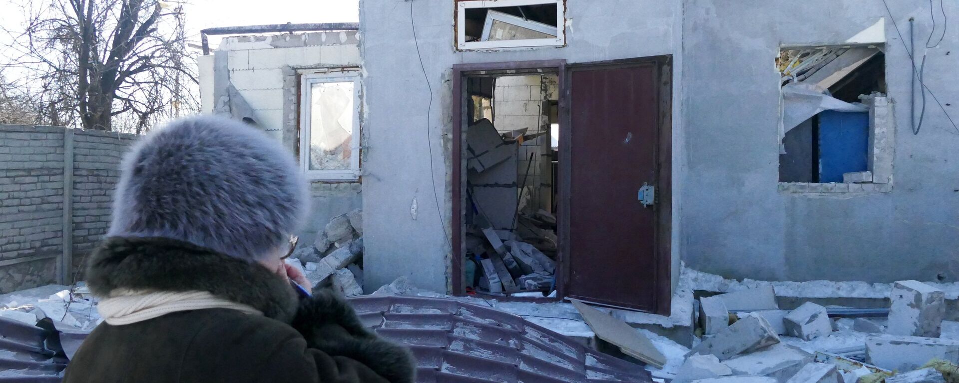 A woman by a house damaged by the shelling of the Ukrainian army in Makeevka, Donetsk Region. File photo  - Sputnik International, 1920, 04.07.2023