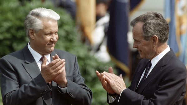 Then Russian President Boris Yeltsin (left) and then US President George Bush Sr. (right) during official welcoming ceremony on the White House lawn, 1992. - Sputnik International