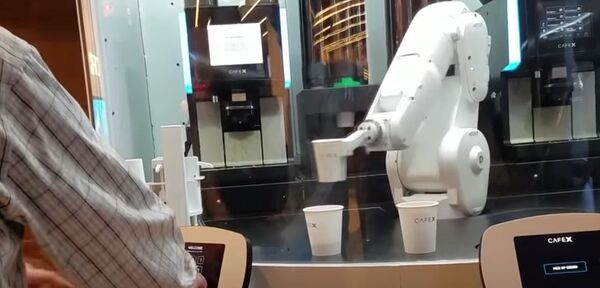Bionic Barista Stealing Coffee Addicts' Hearts Bionic Barista Stealing Coffee Addicts' Hearts - Sputnik International
