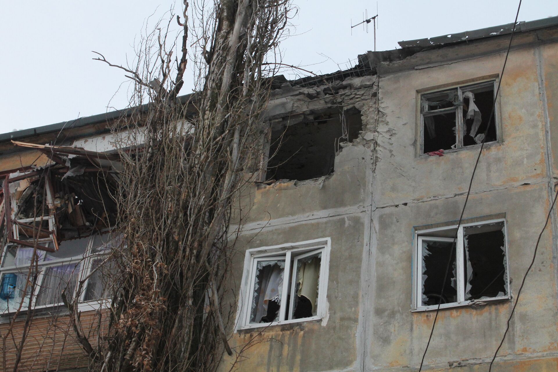 A residential building damaged by an attack of the Ukrainian armed forces in Donetsk  01.02.2017 - Sputnik International, 1920, 06.12.2021