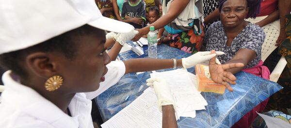 Health official takes blood sample of a woman for malaria testing at Ajah in Eti Osa East district of Lagos, on April 21, 2016. - Sputnik International