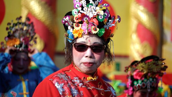 A folk artist waits to perform for a temple fair at Badachu park as the Chinese Lunar New Year, which welcomes the Year of the Rooster, is celebrated in Beijing, China, January 31, 2017. - Sputnik International