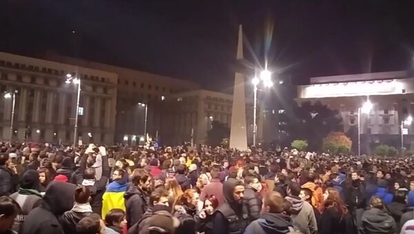 Thousands of people are protesting against the government in front of the Victoria Palace in Romania’s capital Bucharest over the recently approved amendments to the criminal code on amnesties for prisoners, local media report. - Sputnik International