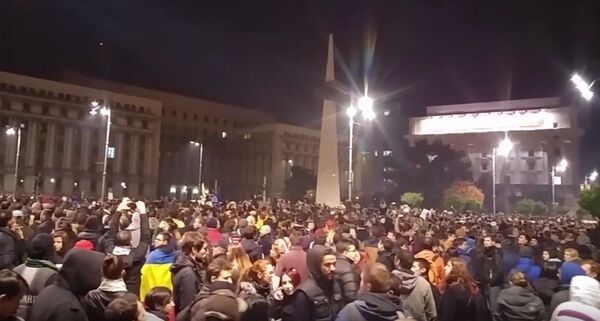 Thousands of people protesting against the government in front of the Victoria Palace in Romania’s capital Bucharest, February 2, 2017. Thousands of people protesting against the government in front of the Victoria Palace in Romania’s capital Bucharest, February 2, 2017. - Sputnik International
