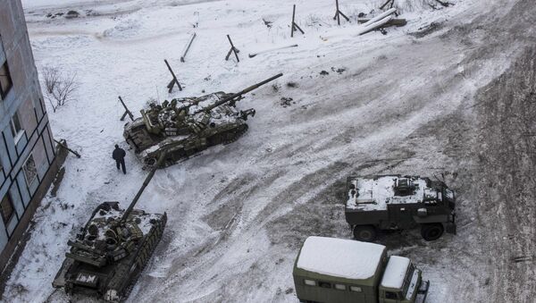 Ukrainian tanks stand in the yard of an apartment block in Avdiivka, eastern Ukraine - Sputnik International