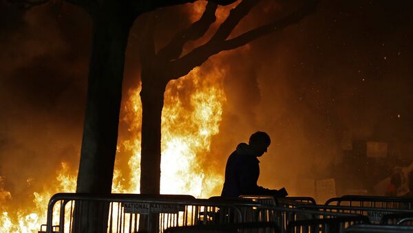 A bonfire set by demonstrators protesting a scheduled speaking appearance by Breitbart News editor Milo Yiannopoulos burns on Sproul Plaza on the University of California at Berkeley campus on Wednesday, Feb. 1, 2017, in Berkeley, Calif. - Sputnik International