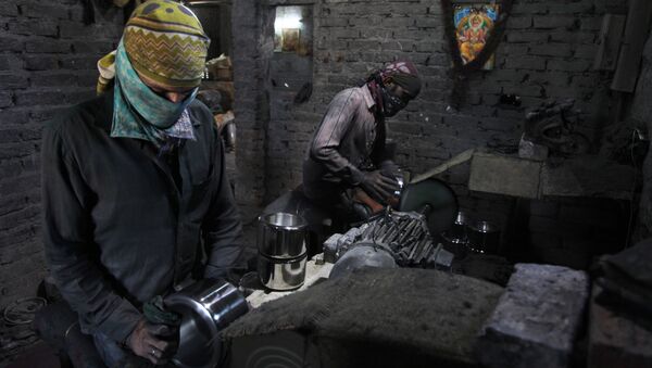 Indian workers polish pressure cookers at a manufacturing factory in Jammu, India. (File) - Sputnik International