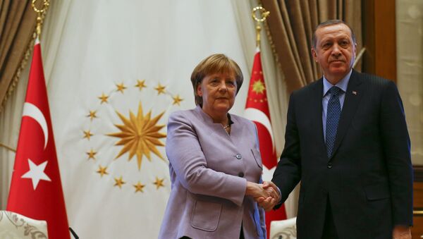 Turkish President Recep Tayyip Erdogan and German Chancellor Angela Merkel exchange a handshake at the presidential palace during the first visit since July's failed coup in Ankara, Turkey, February 2, 2017. - Sputnik International